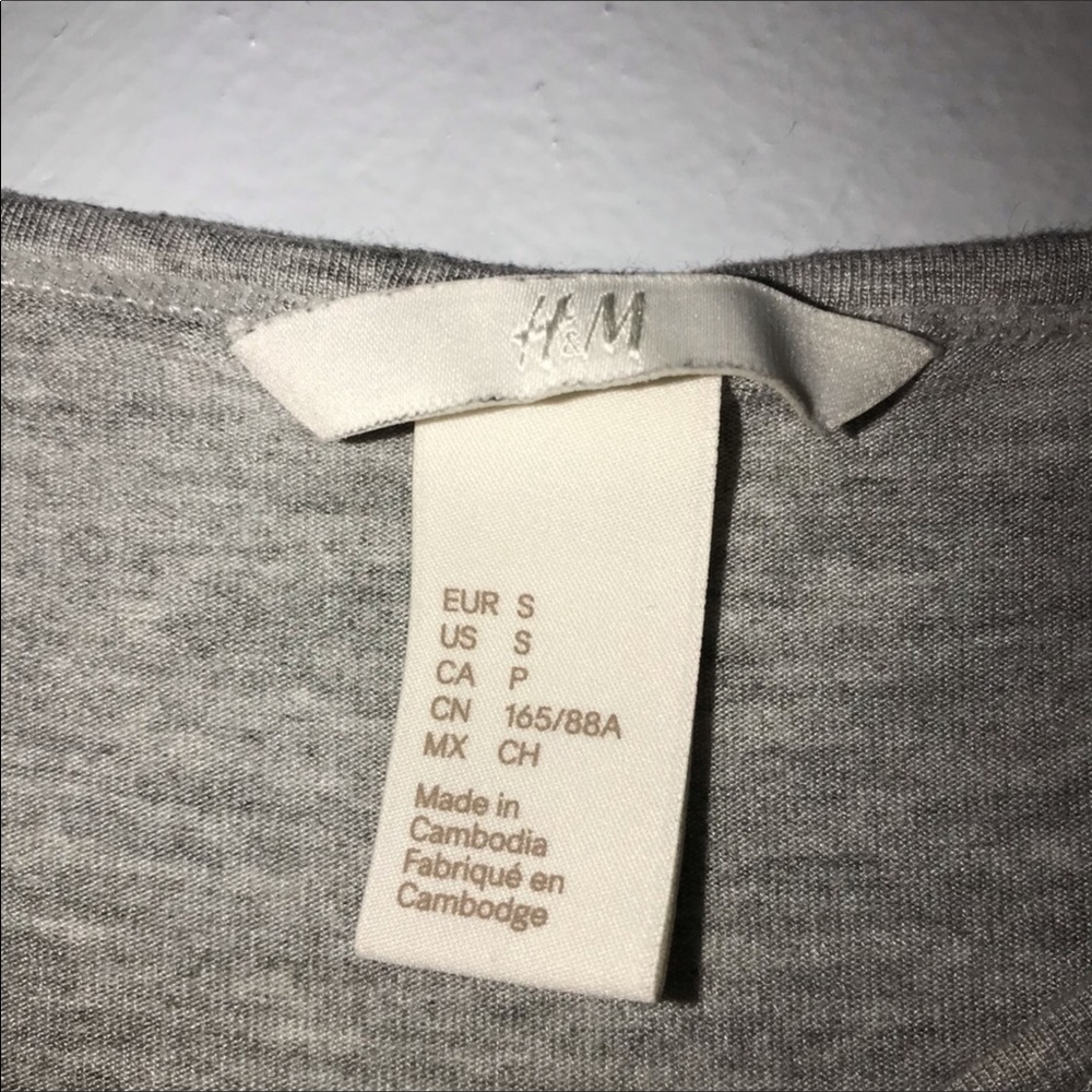 NWOT H&M Gray Tee with Lemon Patch - Picture 3 of 3